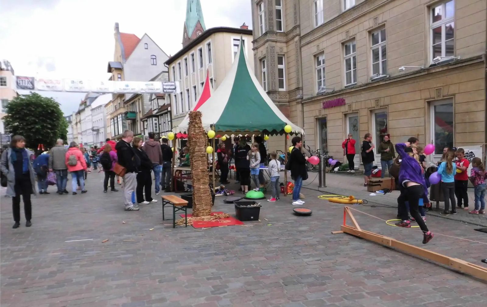 Aufbau der Spielmobilzelte in der Schweriner Innenstadt