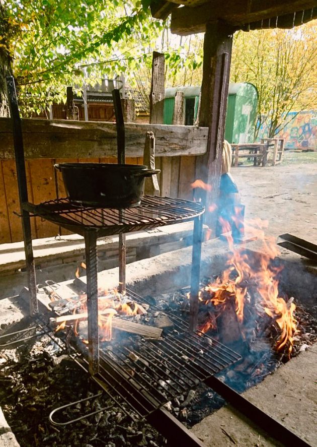 Feuerstelle auf dem Bauspielplatz mit Grill