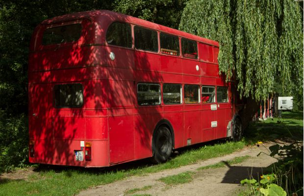 Roter Bus (Spielmobil)  im Grünen