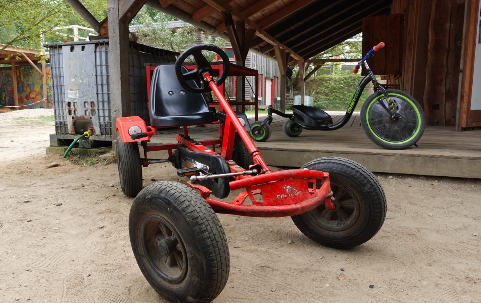 ein Kettcar auf dem Bauspielplatz