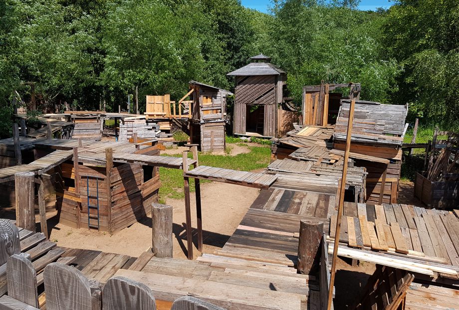 selbstgebaute Hütten auf dem Bauspielplatz