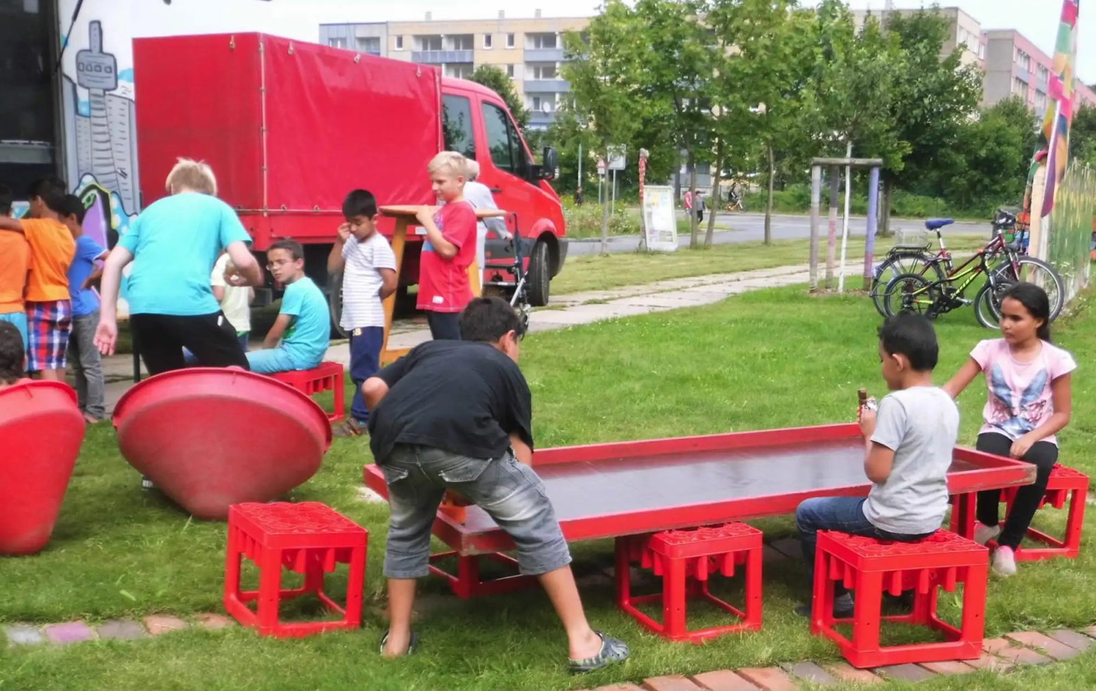 Kinder spielen gemeinsam an einem Tische